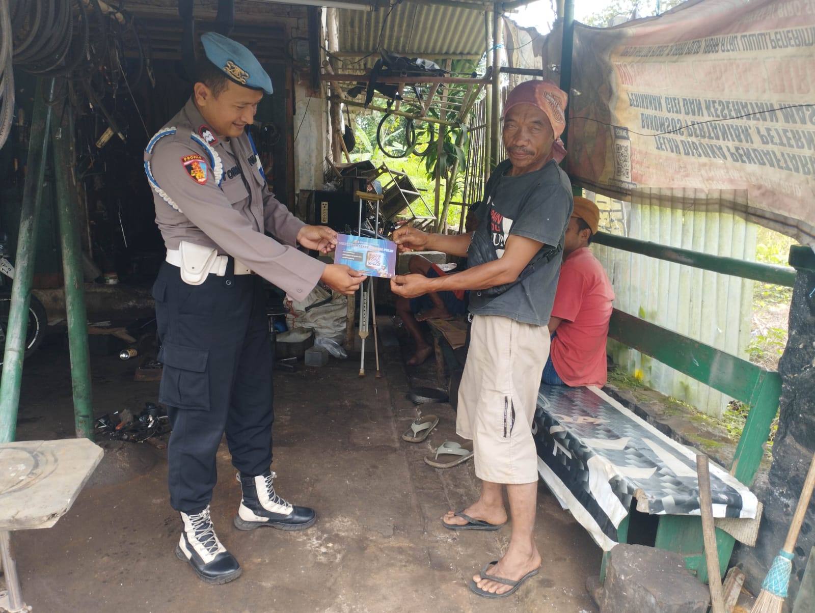 Tingkatkan Profesionalitas, Polsek Sukadana Bagikan Barcode Propam Polri di Area Publik