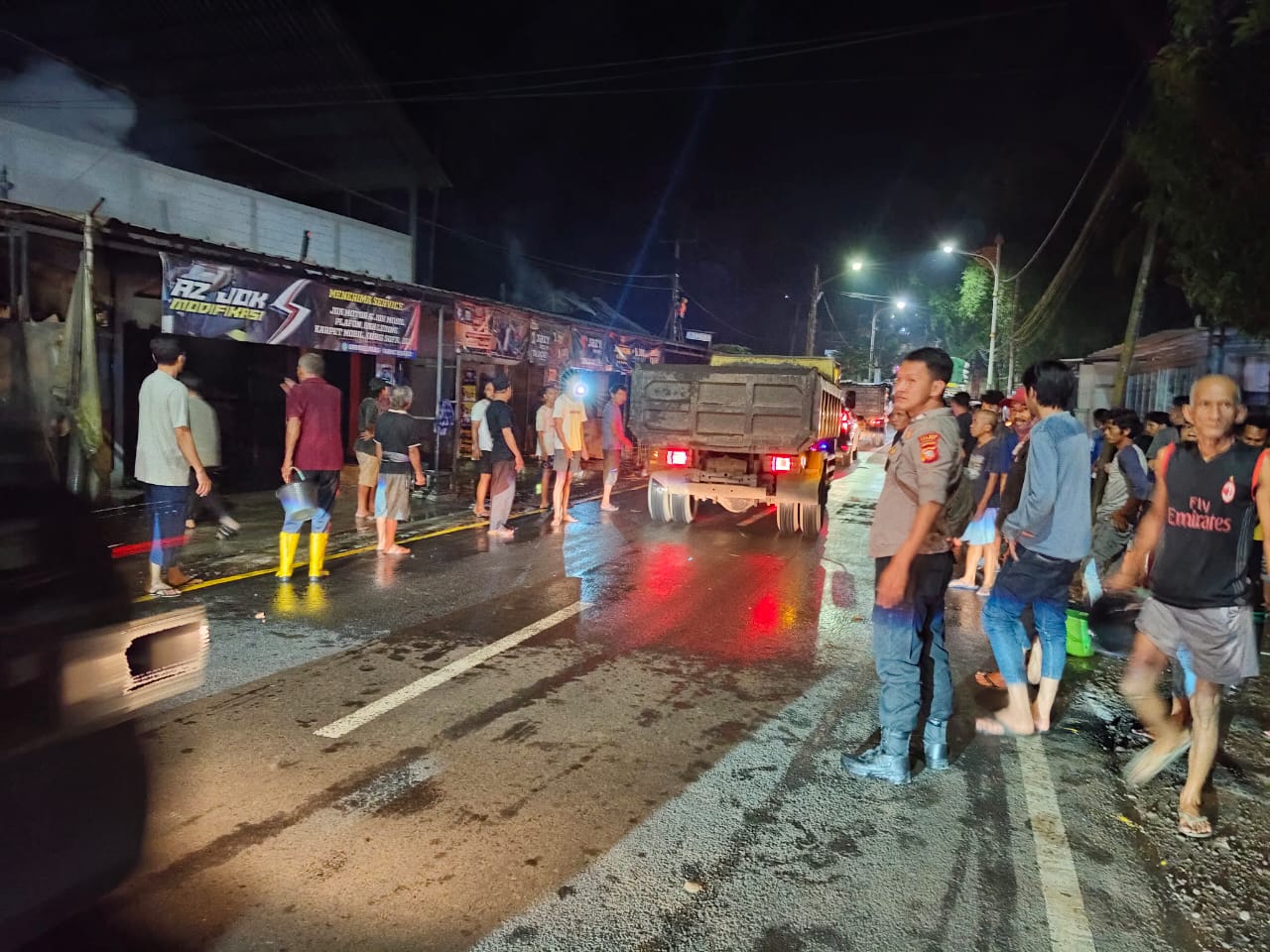 Polsek Panumbangan Sigap Tangani Kebakaran Tujuh Kios, Kepolisian Pastikan Situasi Aman dan Kondusif