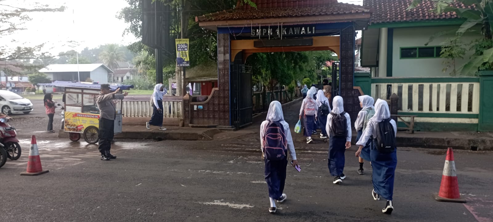 Pelayanan Masyarakat, Polsek Kawali Turun ke Jalan Pengaturan Lalu Lintas Pagi di Jalur Padat