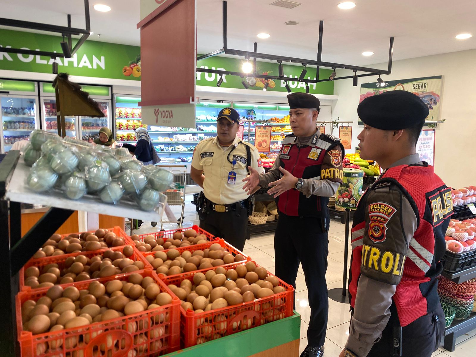 Pastikan Stok Aman Jelang Nataru, Polres Ciamis Awasi Bahan Pokok di Toserba Yogya Cikoneng*
