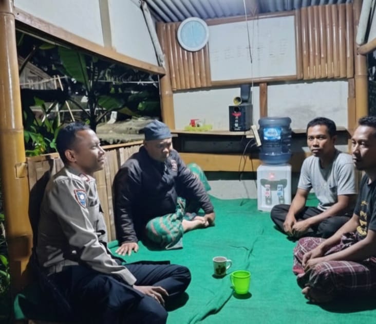 Polsek Cikoneng Tingkatkan Peran Preventif melalui Binkamsa dan Sambang Pos Kamling di Desa Kujang