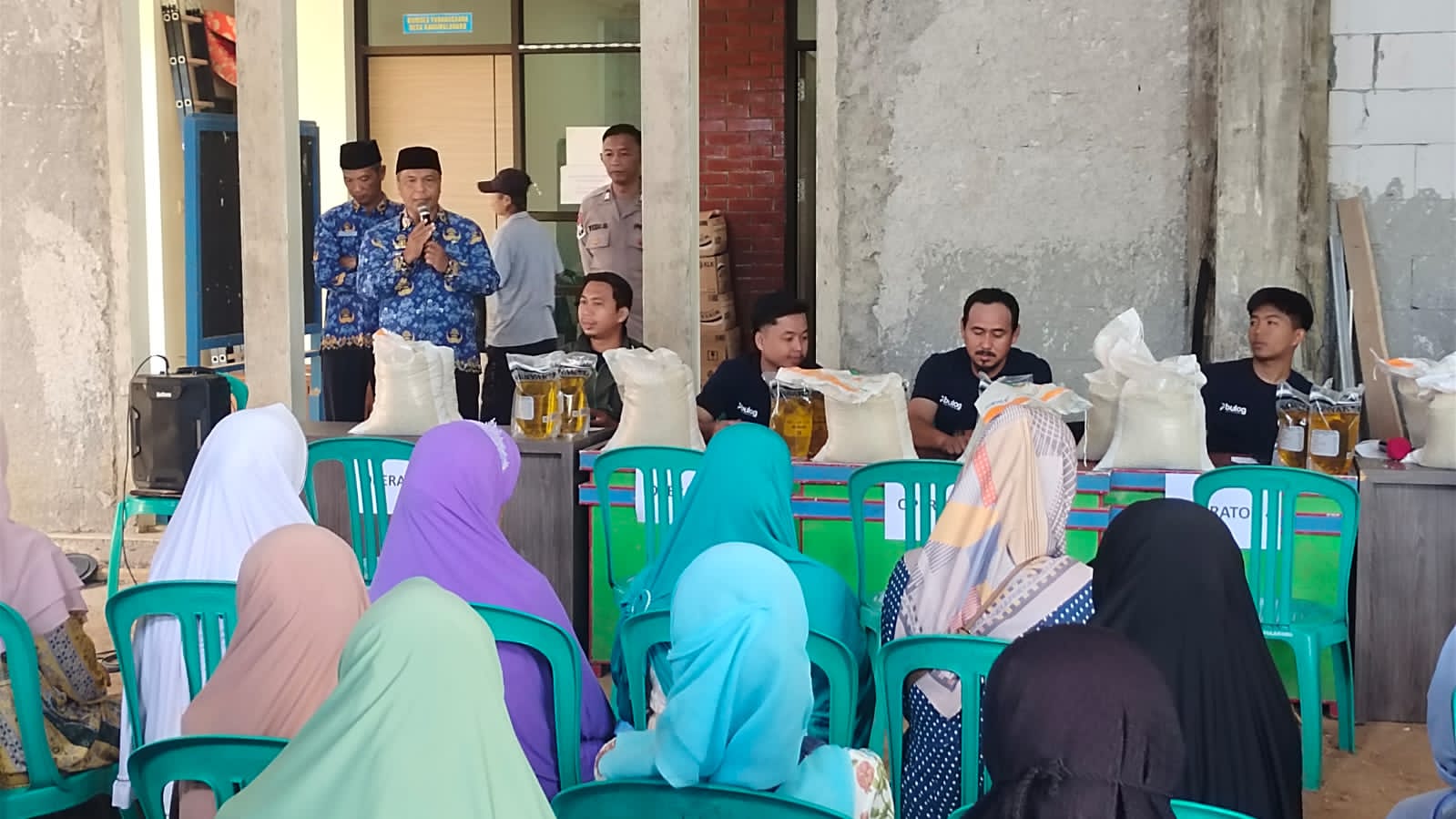 Polsek Rancah Polres Ciamis Awasi Distribusi Bantuan Pangan ke Warga Kawunglarang