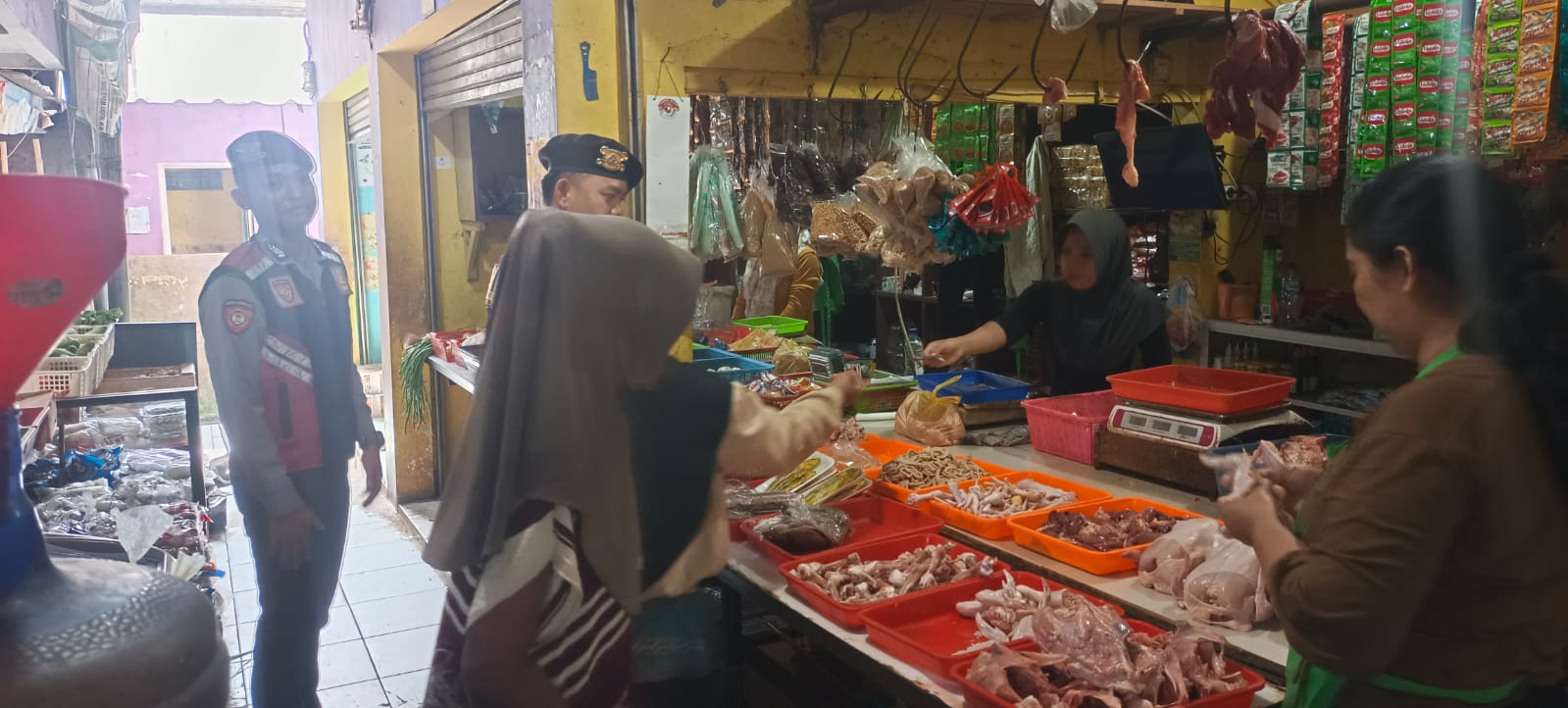 Pastikan Stok Aman Jelang Nataru, Polres Ciamis Awasi Bahan Pokok di Pasar Imbanagara