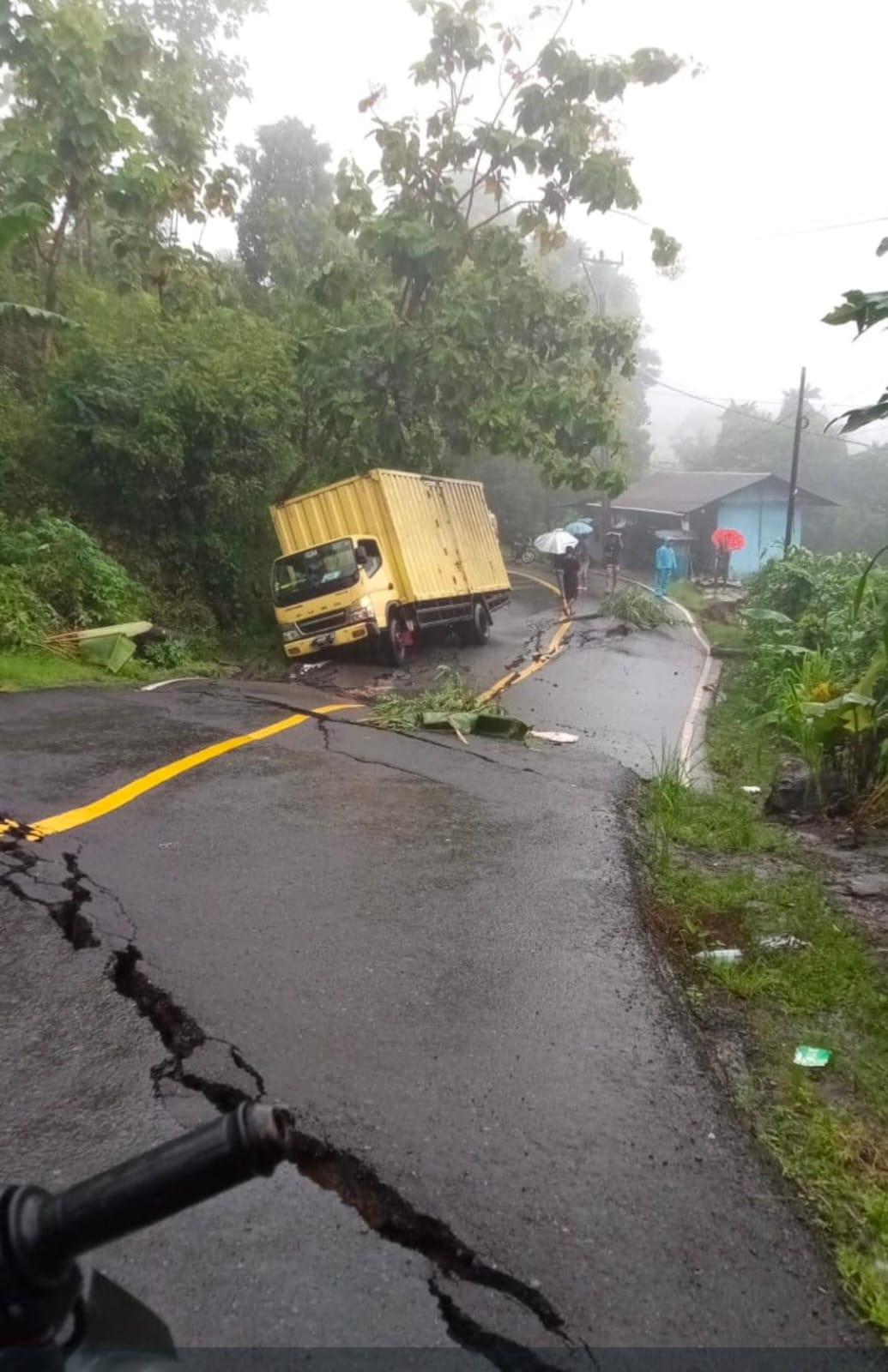 Akses Jalan dari Palabuhan Ratu menuju Sukabumi Selatan/Pajampangan Lumpuh Total