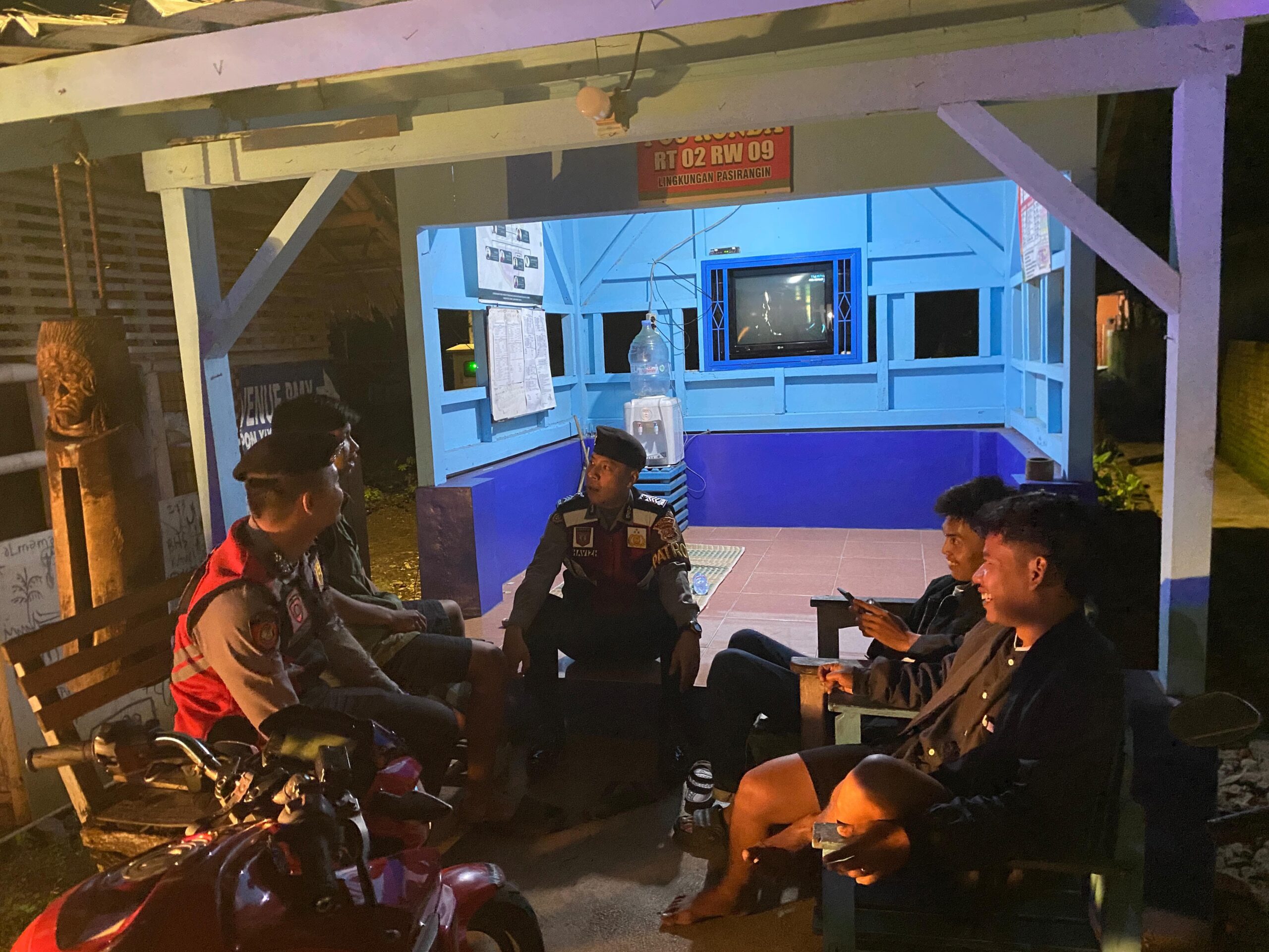 Humanis, Pasukan Roda 4 Polres Ciamis Patroli dan Beri Imbauan ke Warga di Pos Ronda Pasir Angin