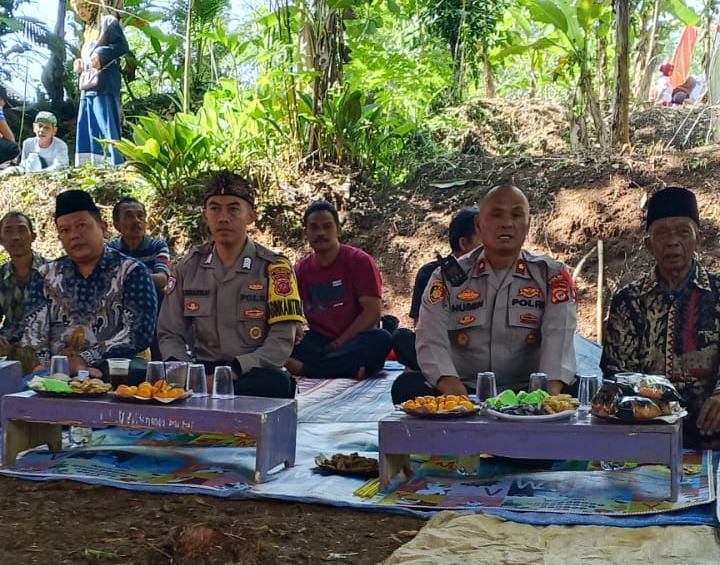 Polsek Cikoneng Kawal Tasyakuran Jembatan Penghubung Antar Desa, Wujud Kehadiran Polri Dukung Pembangunan dan Kondusivitas Wilayah