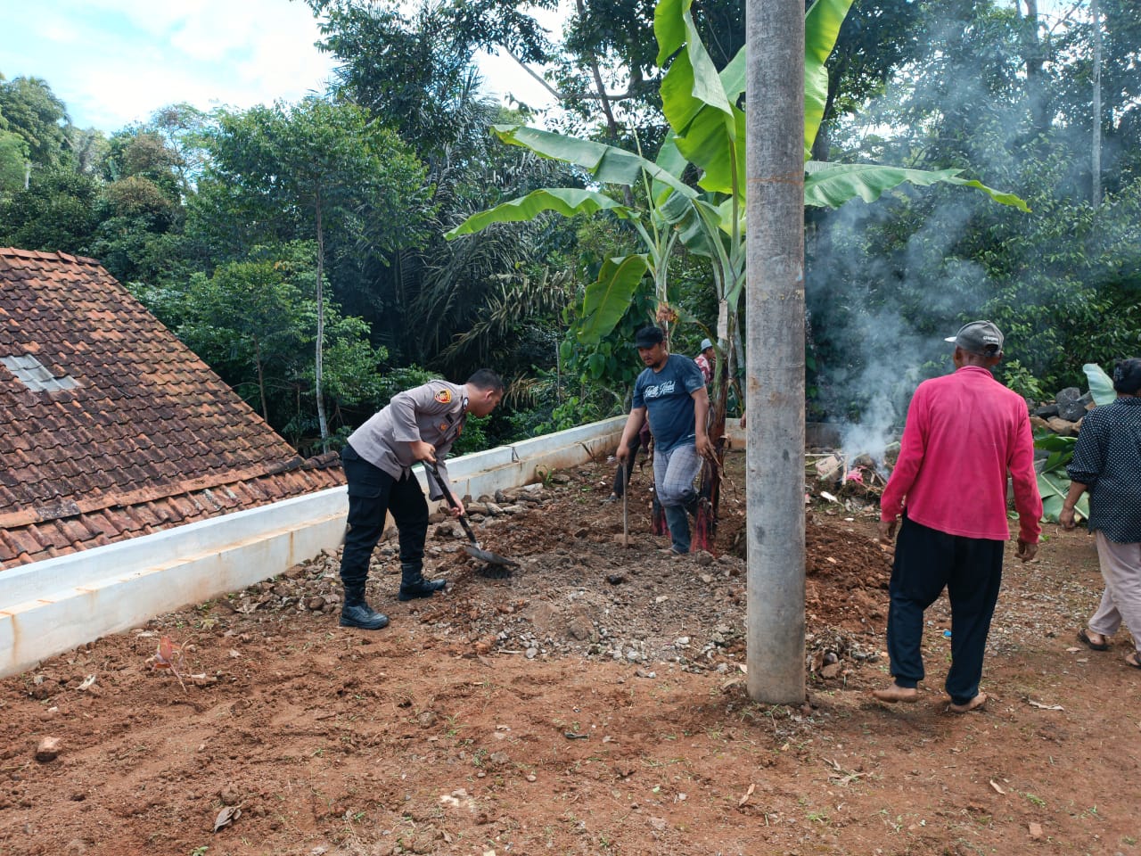 Polres Ciamis Perkuat Sinergi dan Kepedulian Sosial Jelang Natal, Personel Polsek Panawangan Turut Bersihkan Gereja Santo Simon