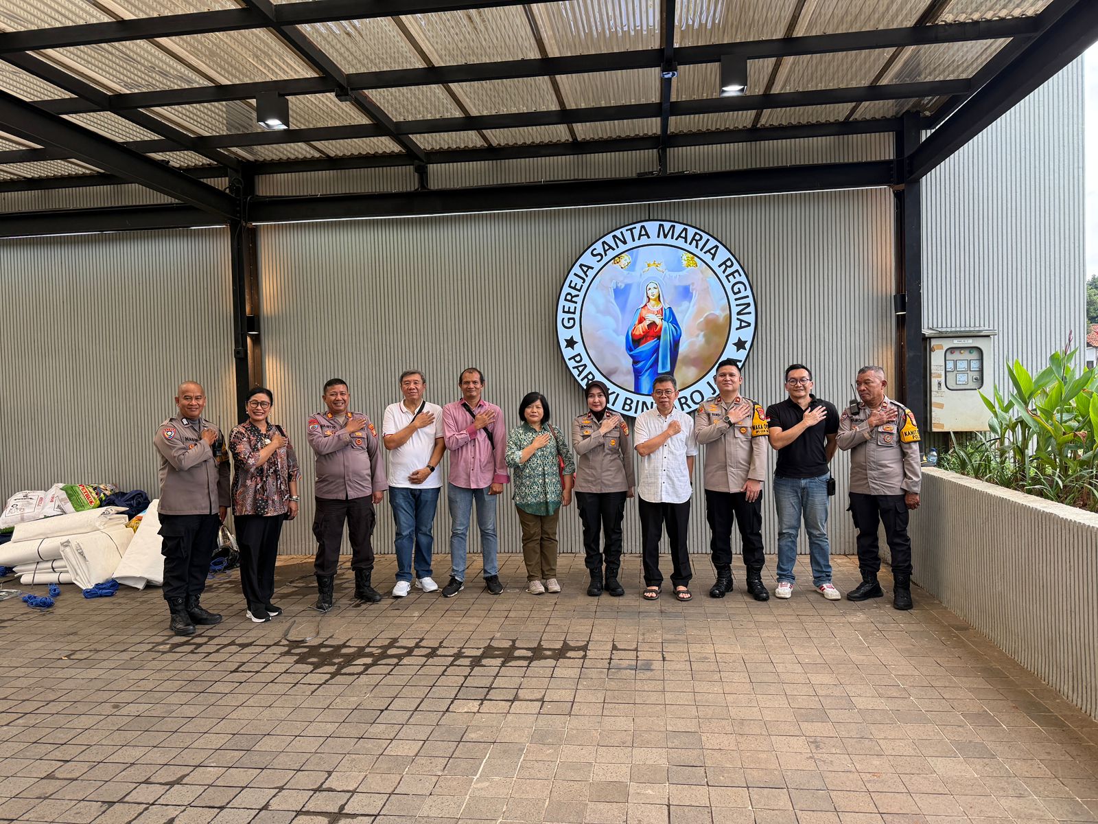 Kapolsek Pondok Aren dan Wakil Kapolres Tangsel Tinjau Kesiapan Perayaan Natal dan Tahun Baru di Gereja Santa Maria Regina Bintaro Jaya