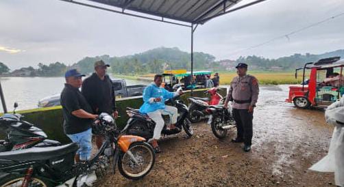 Ops Lilin Lodaya 2025, Polsek Panjalu Polres Ciamis Cek Kegiatan Warga di Obwis Situ Lengkong