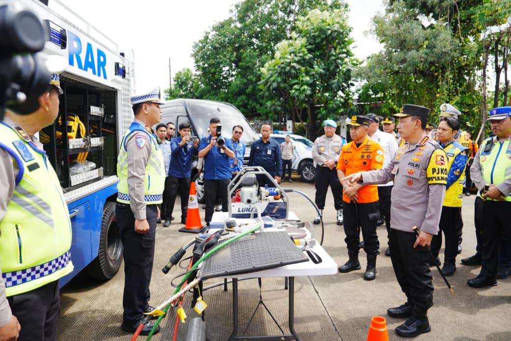 Kapolri Tinjau Pos Command Center, Pastikan Arus Mudik Berjalan Aman dan Nyaman
