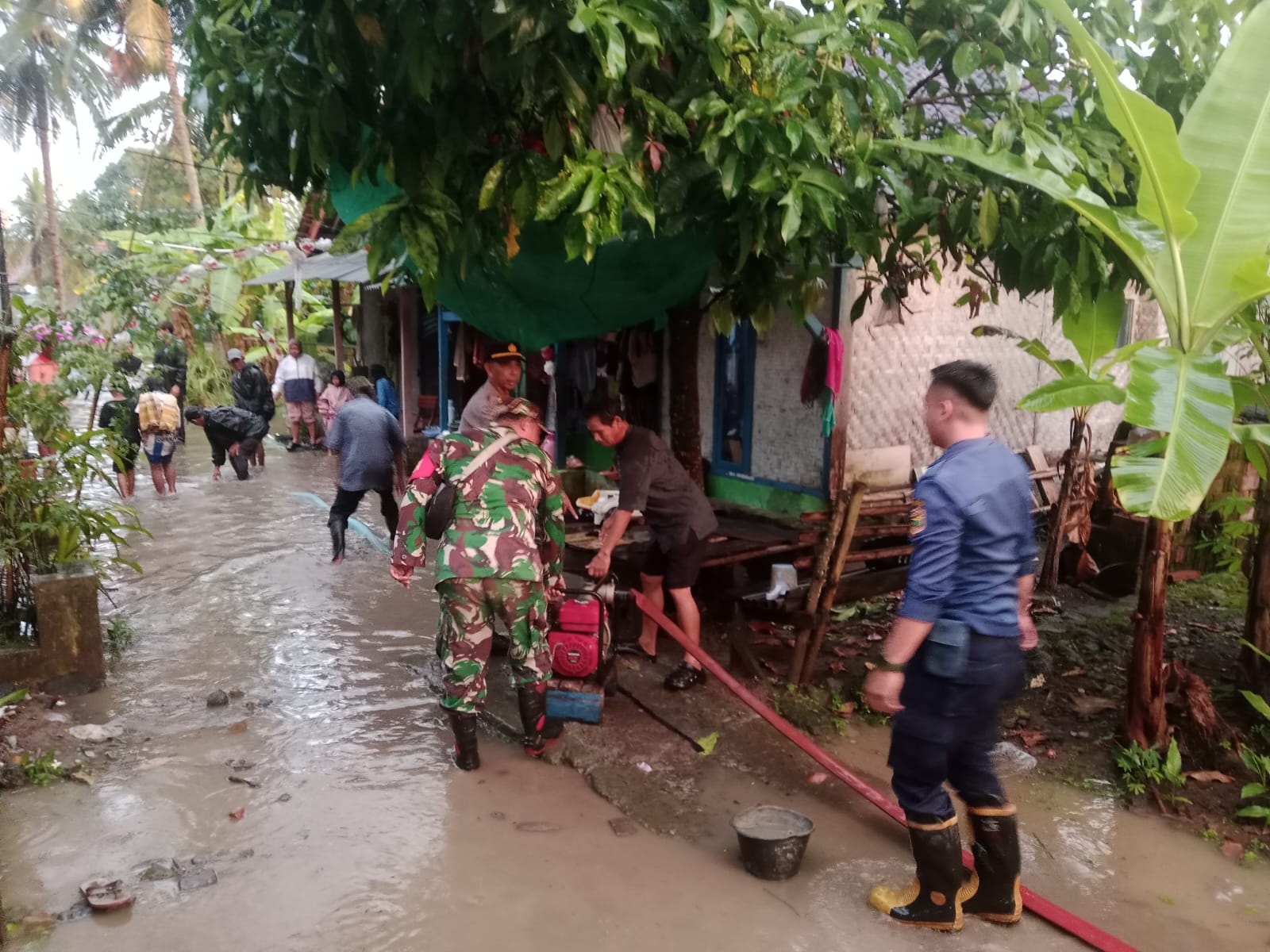 Hujan Deras Hingga Banjir, Polsek Banjarsari Datangi Tiga Rumah Warga Terdampak di Ciherang