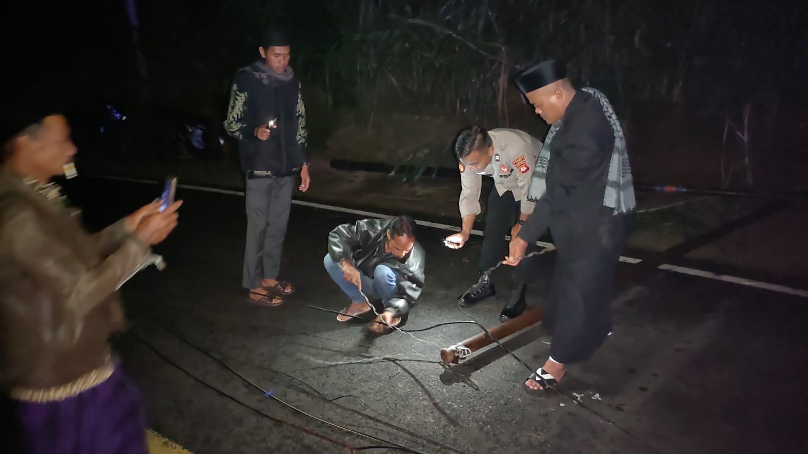 Kendor dan Tertarik Truk Hingga Roboh, Polsek Kawali Evakuasi Tiang Telkom di Jalan Raya Kawali-Cirebon
