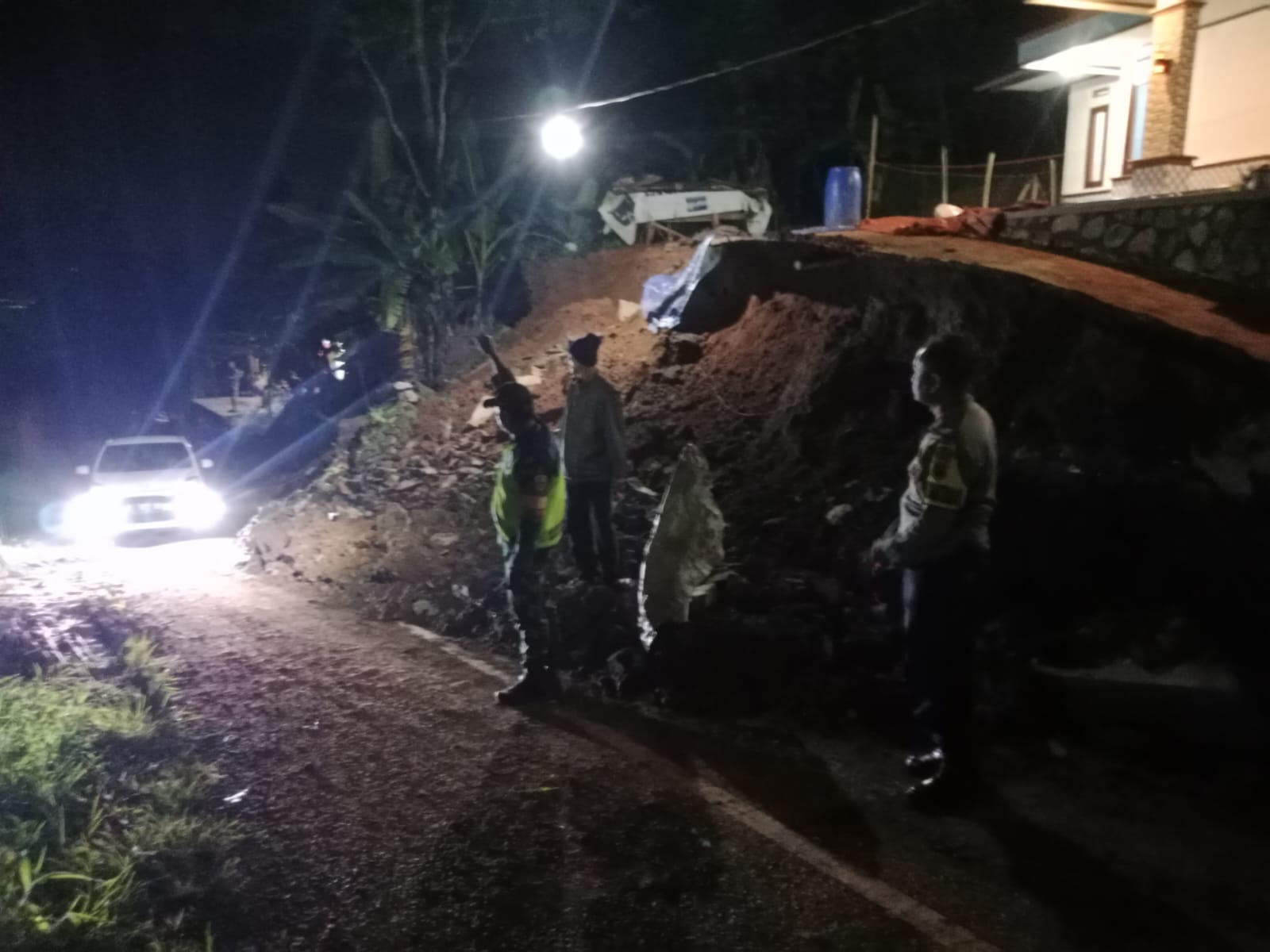 Polsek Cikoneng Polres Ciamis Datangi TKP Tanah Longsor Menutupi Jalan Kabupaten di Darmacaang