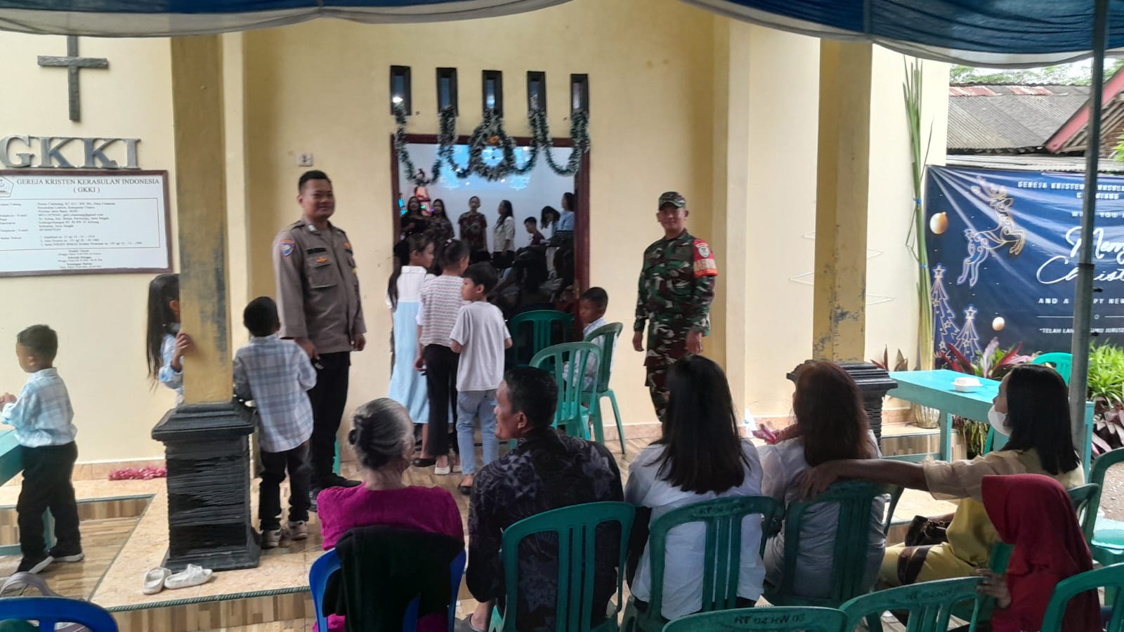 Polsek Lakbok Polres Ciamis Beri Pengamanan Perayaan Natal 2025 di GKKI Lakbok