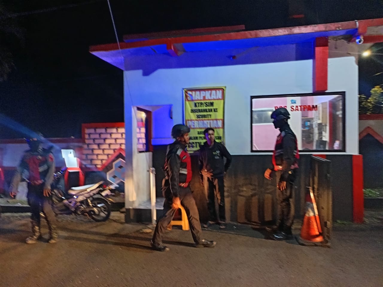 Humanis, Polsek Cipaku Polres Ciamis Patroli Dialogis Beri Kenyamanan Warga Saat Malam Hari