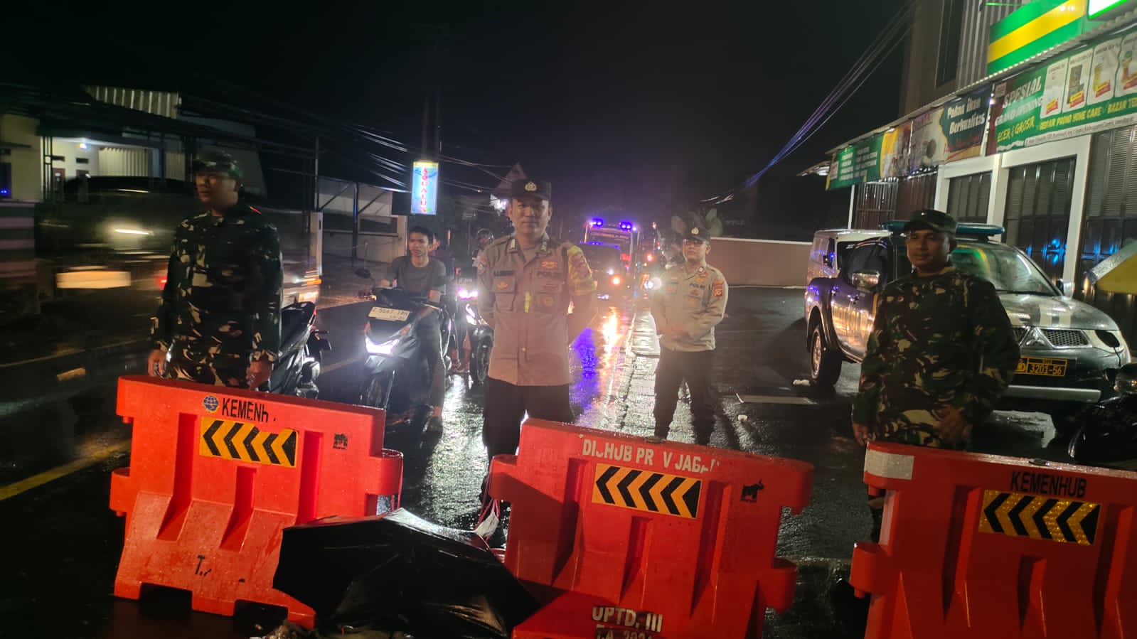 Humanis, Polsek Cipaku Polres Ciamis Patroli Dialogis Beri Kenyamanan Warga Saat Malam Hari