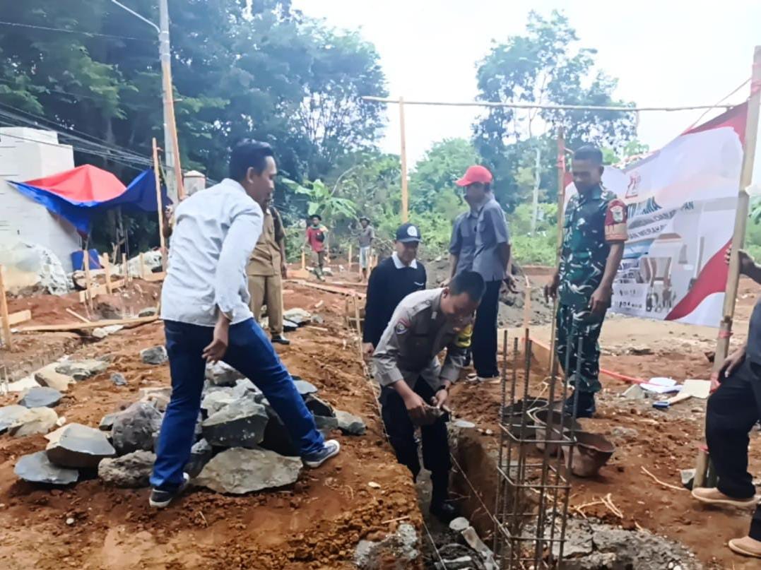 Polsek Cijeungjing Polres Ciamis Hadiri Peletakan Batu Pertama Pembangunan KDMP Desa Bojongmengger, Dukung Penguatan Ekonomi Desa