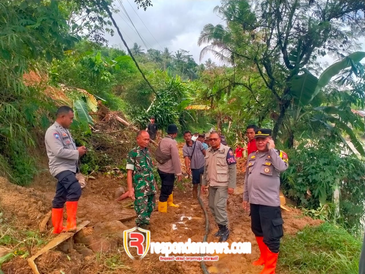 Polsek Nyalindung Bersihkan Material Pasca Banjir Bandang di Desa Wangunreja