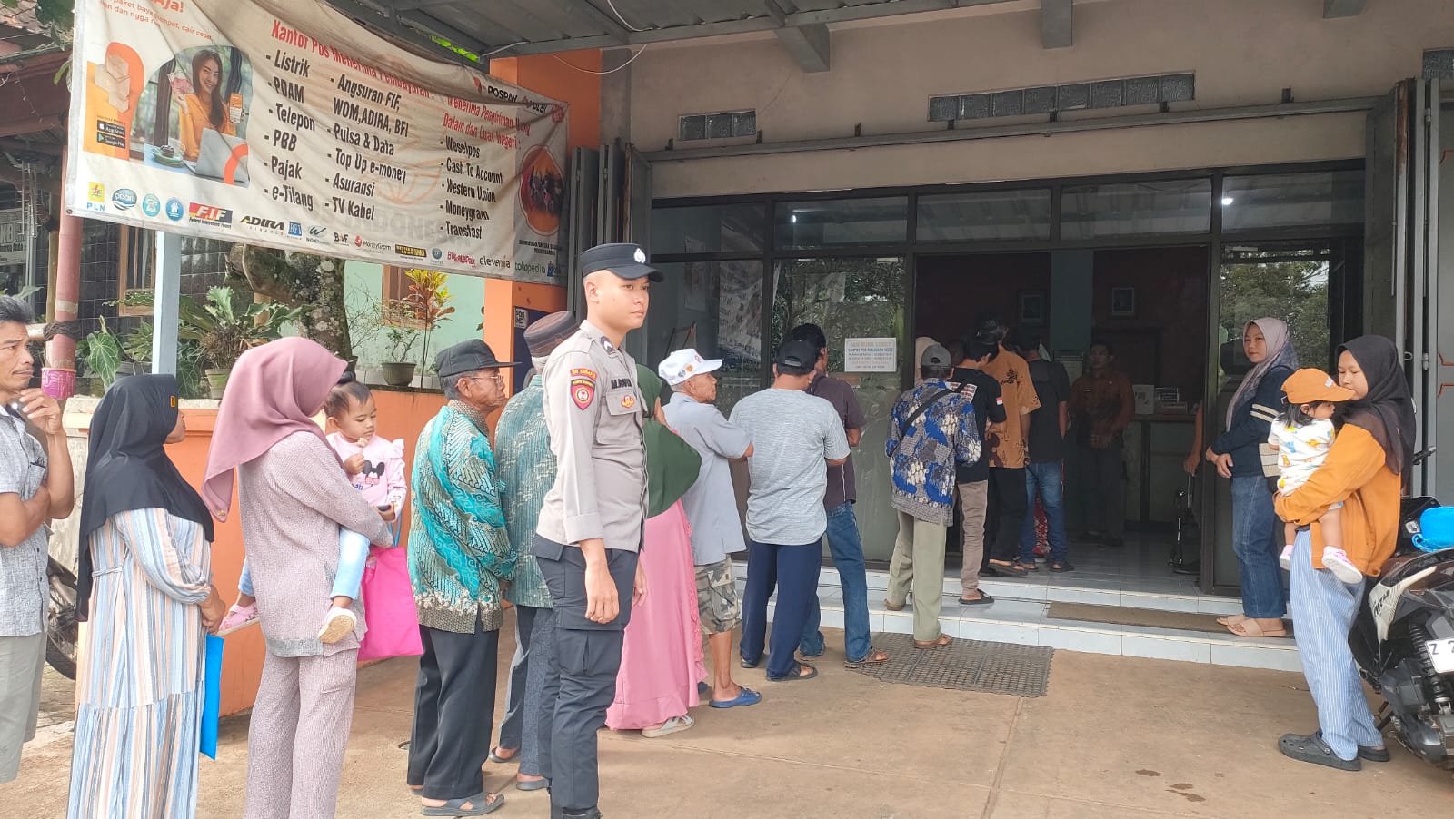 Polsek Sukadana Kawal Penyaluran BLT Triwulan III, Polri Pastikan Bantuan Tepat Sasaran dan Kondusif
