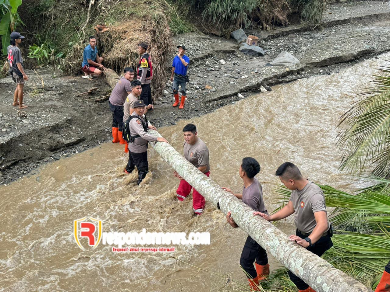 Sat Samapta Polres Sukabumi Bersama Warga Bangun Jembatan Sementara di Desa Bojongsari Nyalindung
