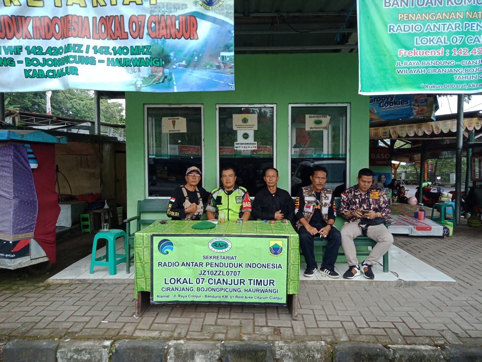 Pokdar Family SMP 39PF Ustad Cecep Jaga Keamanan di Pospam Nataru Cianjur