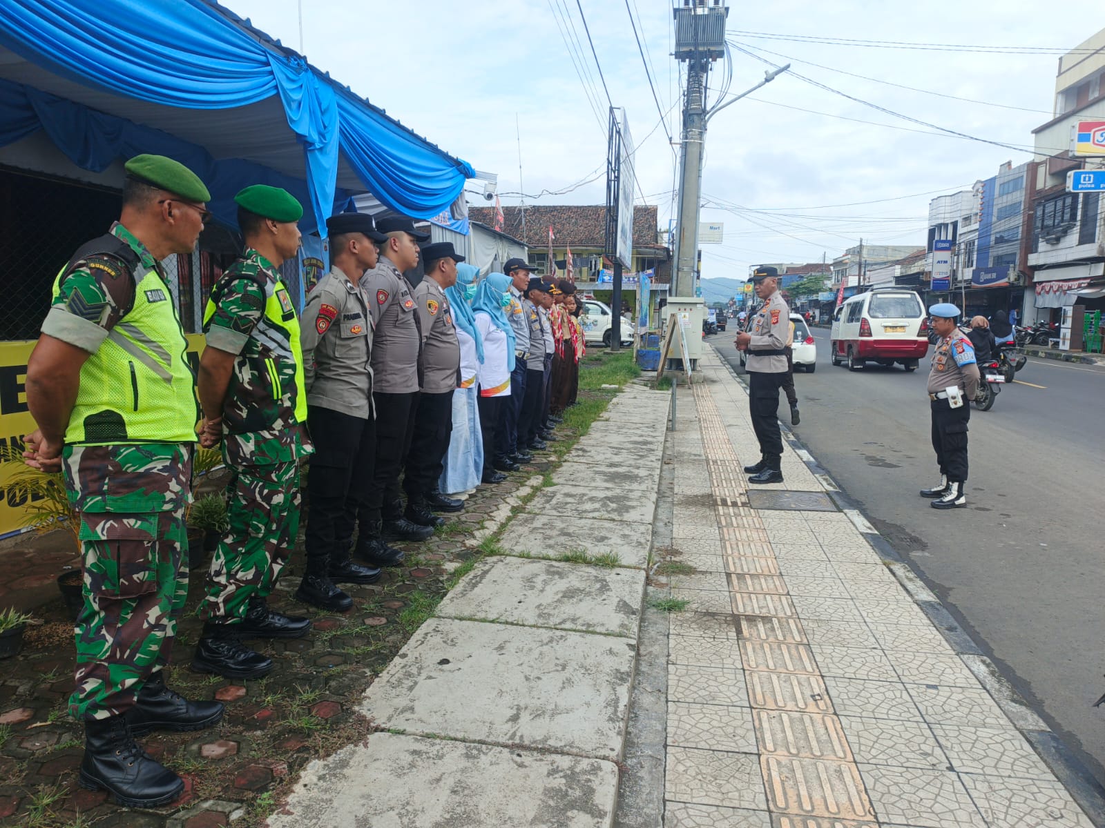 Polres Ciamis Laksanakan Apel Pelayanan Nataru di Pos Pam Banjarsari, Sinergitas Lintas Sektor Jamin Keamanan Masyarakat