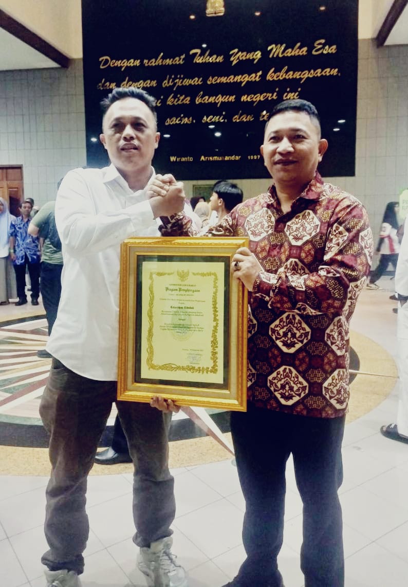 Kelurahan Cibadak Raih Penghargaan Kelurahan Berkinerja Terbaik Jawa Barat