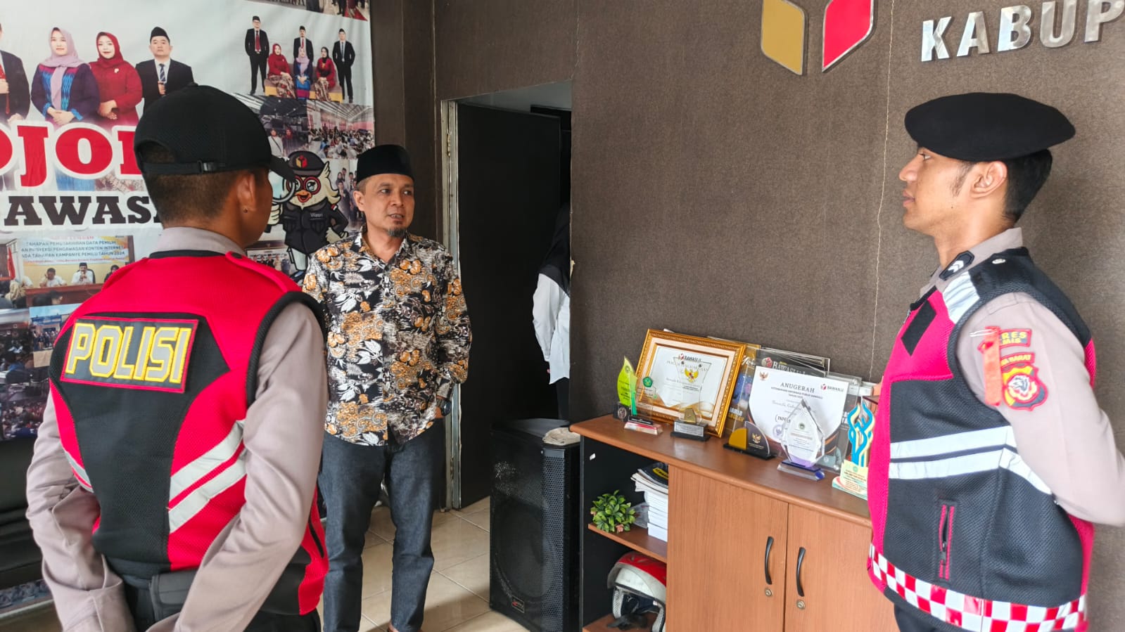 Jaga Harkamtibmas, Patroli Roda 4 Sat Samapta Polres Ciamis Datangi Bawaslu Kabupaten Ciamis