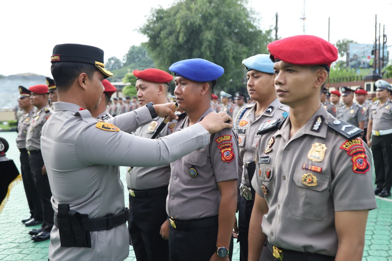 Bentuk Penghargaan Institusi Polri Atas Dedikasi Kinerja Dan Pengabdian, Kapolres Karawang Pimpin Upacara Kenaikan Pangkat 102 Personil 