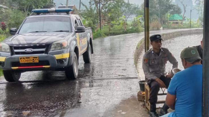 Ops Lilin Lodaya 2025, Polsek Panjalu Polres Ciamis Cek Kegiatan Warga di Obwis Situ Lengkong