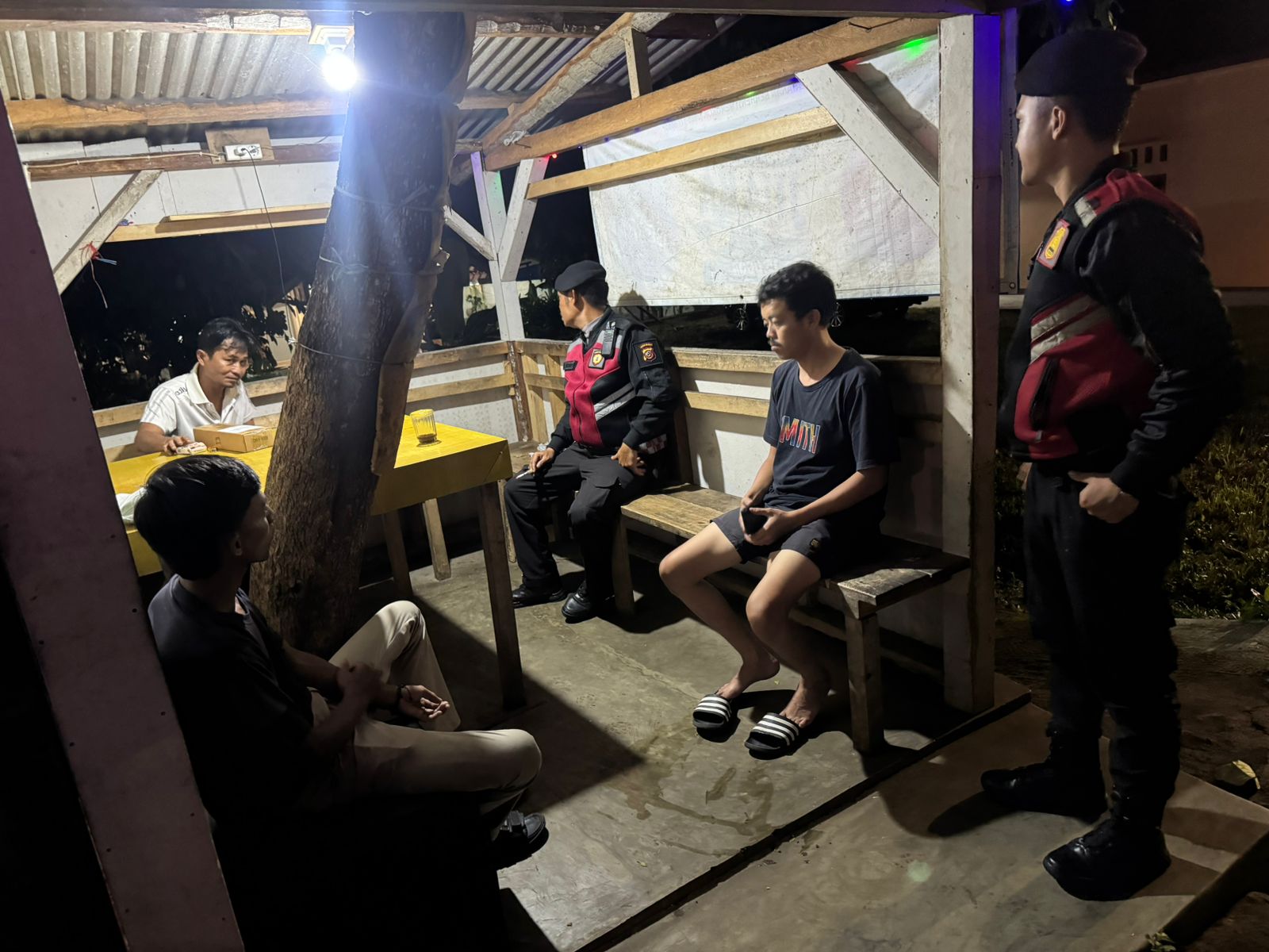 Humanis, Pasukan Roda 4 Polres Ciamis Patroli dan Beri Imbauan ke Warga di Pos Ronda Lingkar Selatan