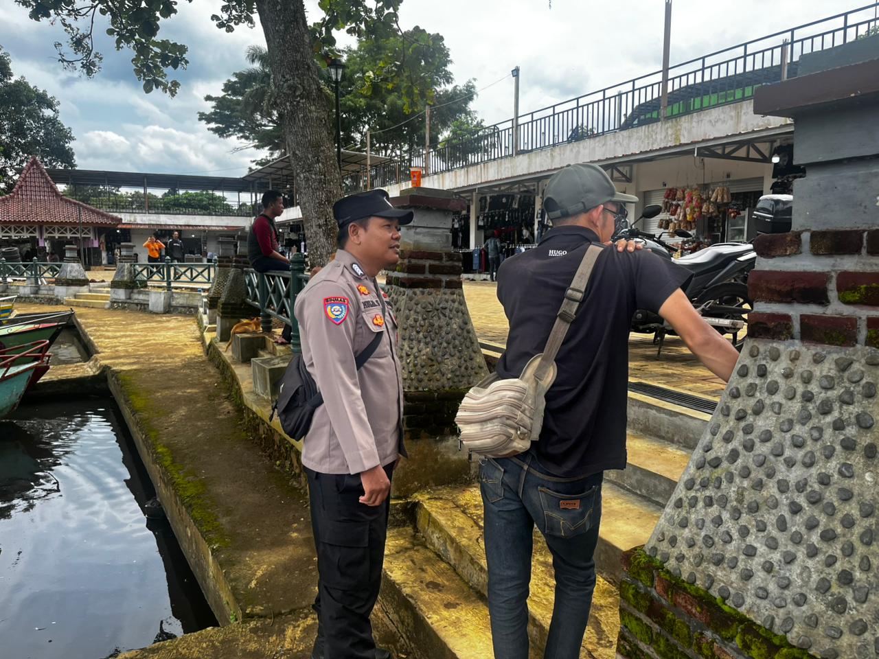 Ops Lilin Lodaya 2025, Polsek Panjalu Polres Ciamis Cek Kegiatan Warga di Obwis Situ Lengkong