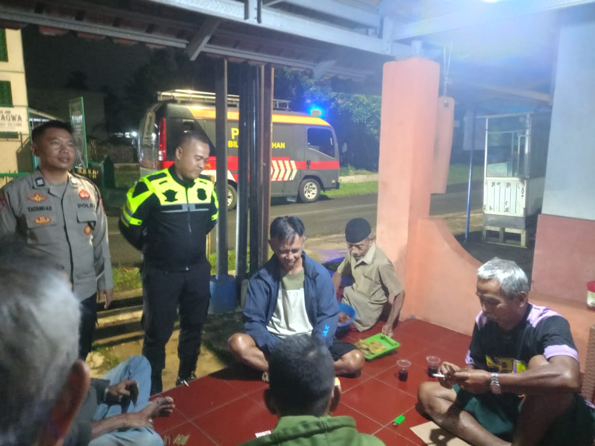 Pam Swakarsa, Sat Binmas Polres Ciamis Serahkan Peralatan ke Warga di Pos Ronda Cigembor