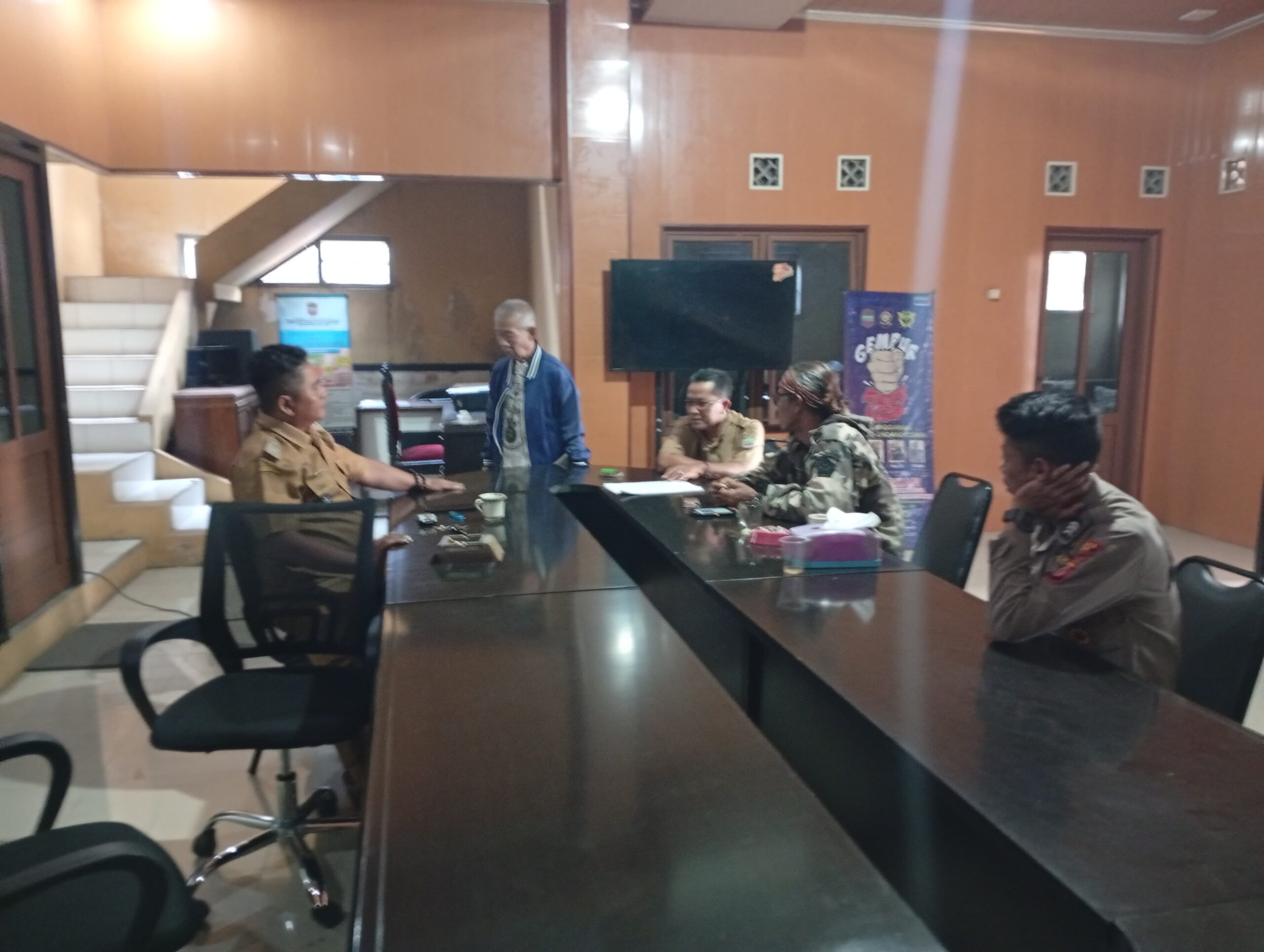 Polsek Cikoneng Perkuat Sinergi dengan Perangkat Desa Cimari melalui Kegiatan Sambang, Wujud Peran Polri Jaga Kamtibmas Wilayah