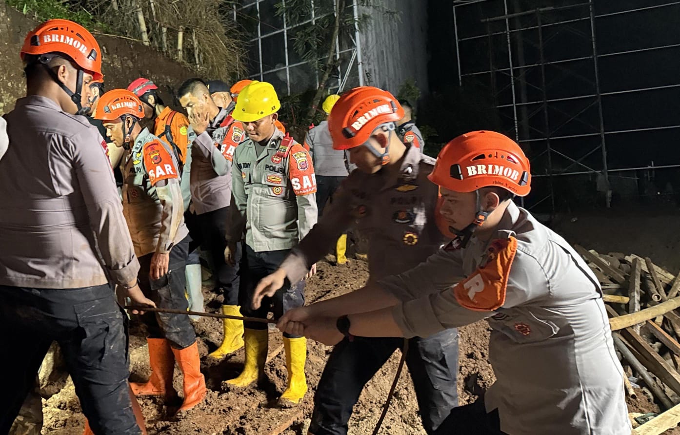 Gerak Cepat Tim SAR Sat Brimob Polda Jabar, Enam Korban Longsor di Cisempur Berhasil Dievakuasi