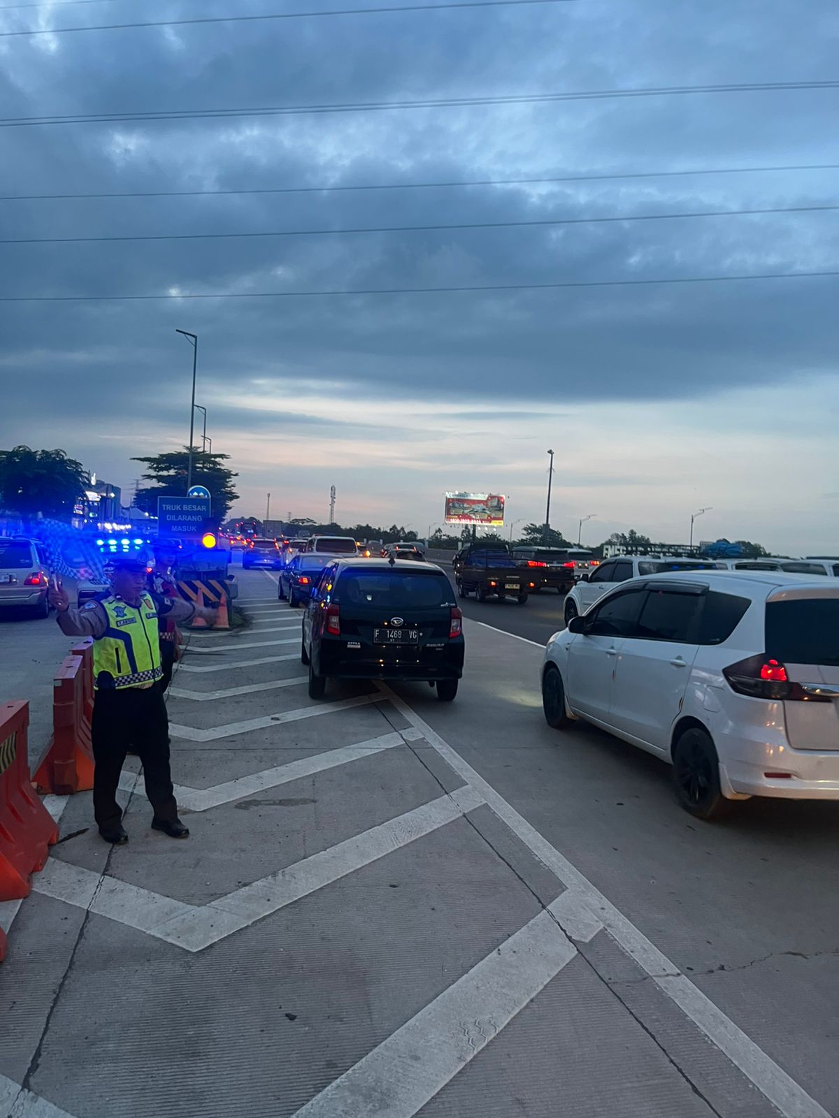 Polres Karawang Pantau Puncak Arus Balik Nataru, Volume Kendaraan di Tol Jakarta–Cikampek Terus Meningkat