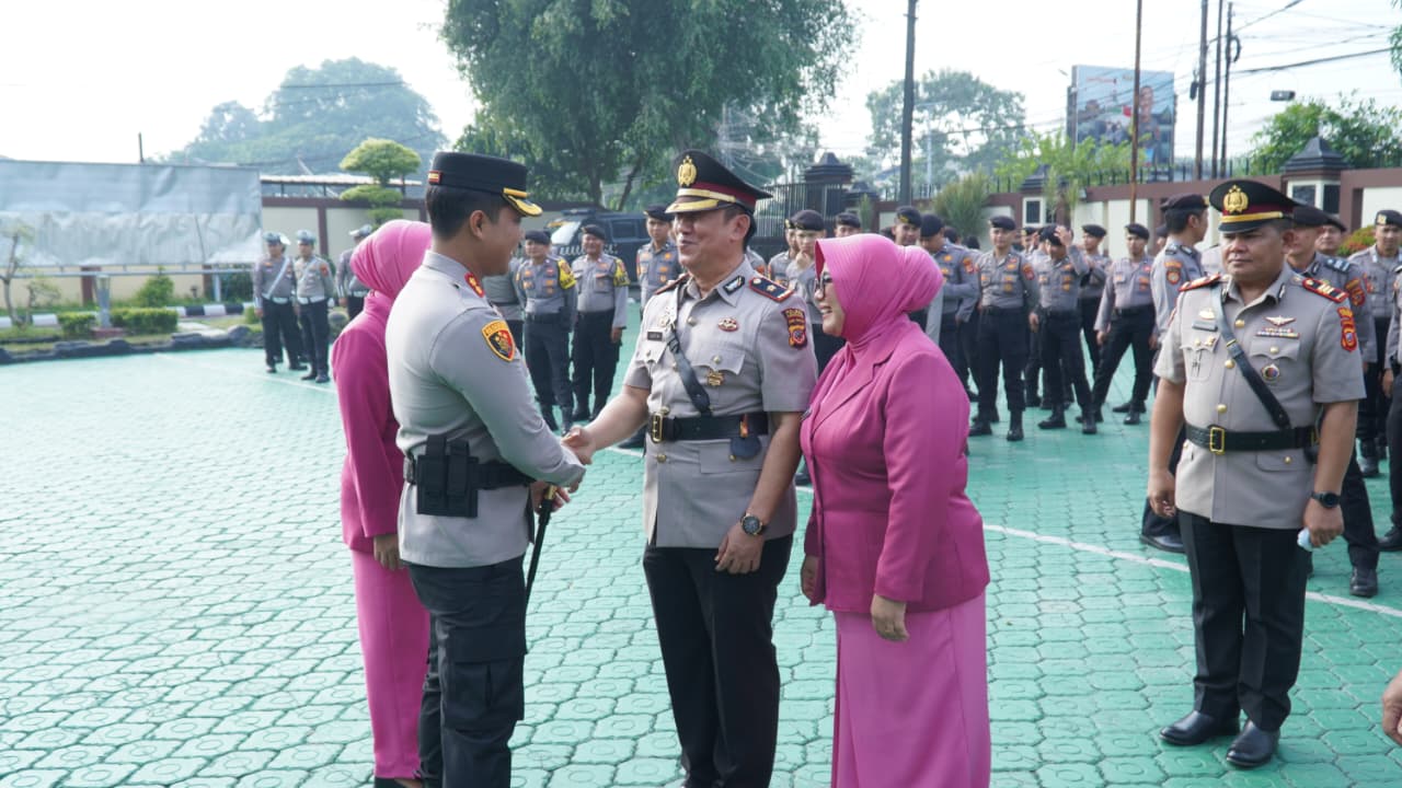 Polres Karawang Gelar Upacara Sertijab Sejumlah PJU, Kapolres Tekankan Peningkatan Kinerja Dan Dedikasi