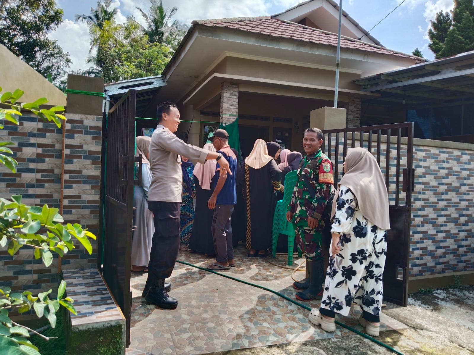 Polri Peduli, Polsek Cijeungjing Polres Ciamis Takziah ke Keluarga Duka di Desa Binaan