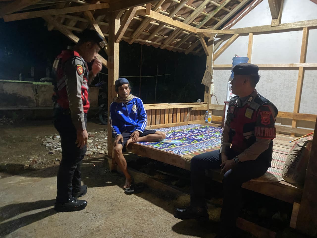 Humanis, Pasukan Roda 4 Polres Ciamis Patroli dan Beri Imbauan ke Warga di Pos Ronda Pawindan