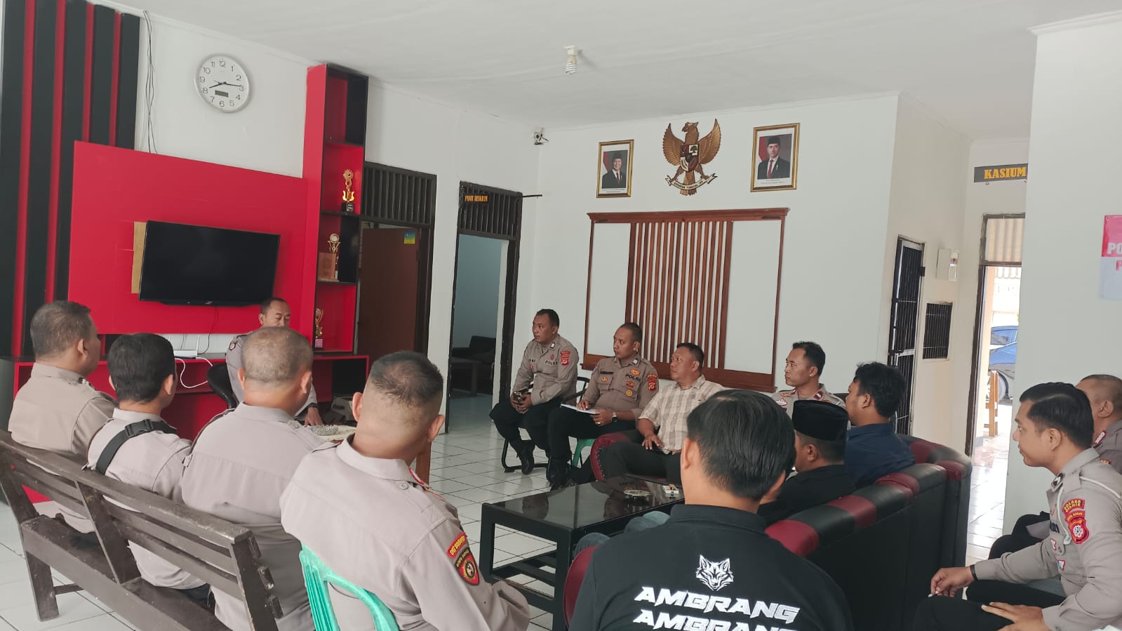 Kapolsek Banjarsari Berikan Arahan Internal, Perkuat Soliditas Personel untuk Optimalisasi Pelayanan Masyarakat