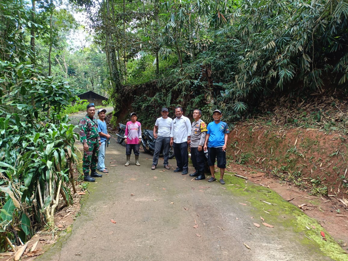 Perkuat Sinergitas, Polsek Cipaku Polres Ciamis Koorkom Kamtibmas Bareng Tokoh di Cidoyang*