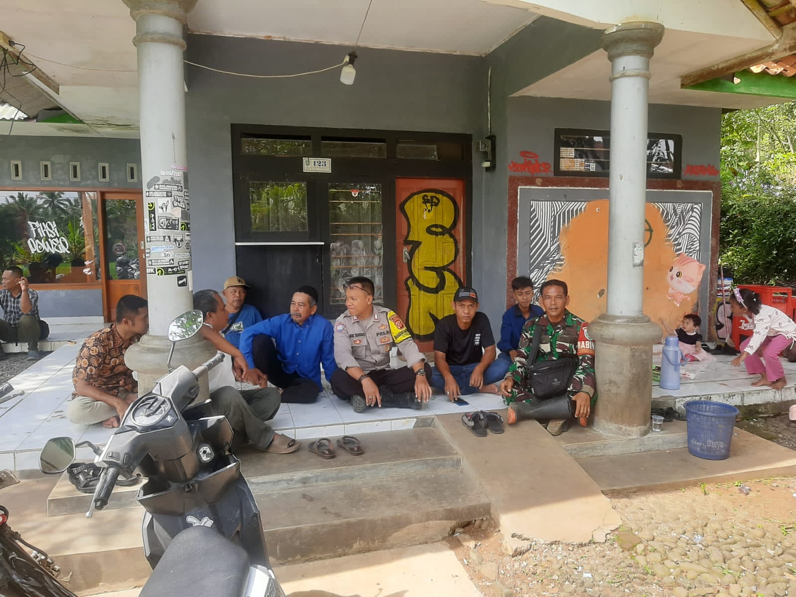 Polsek Cijeungjing Perkuat Kedekatan dengan Warga Melalui Sambang Kamtibmas, Wujud Peran Polri Jaga Kondusivitas Lingkungan