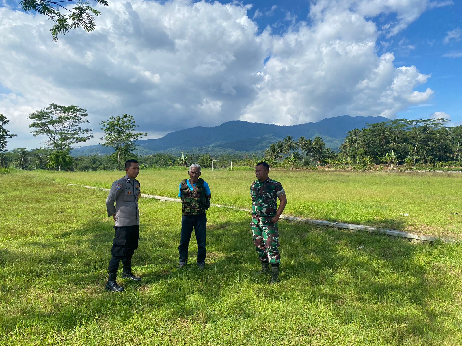 Berikan Rasa Nyaman, Dua Anggota Polsek Kawali Polres Ciamis Patroli Dialogis ke Masyarakat