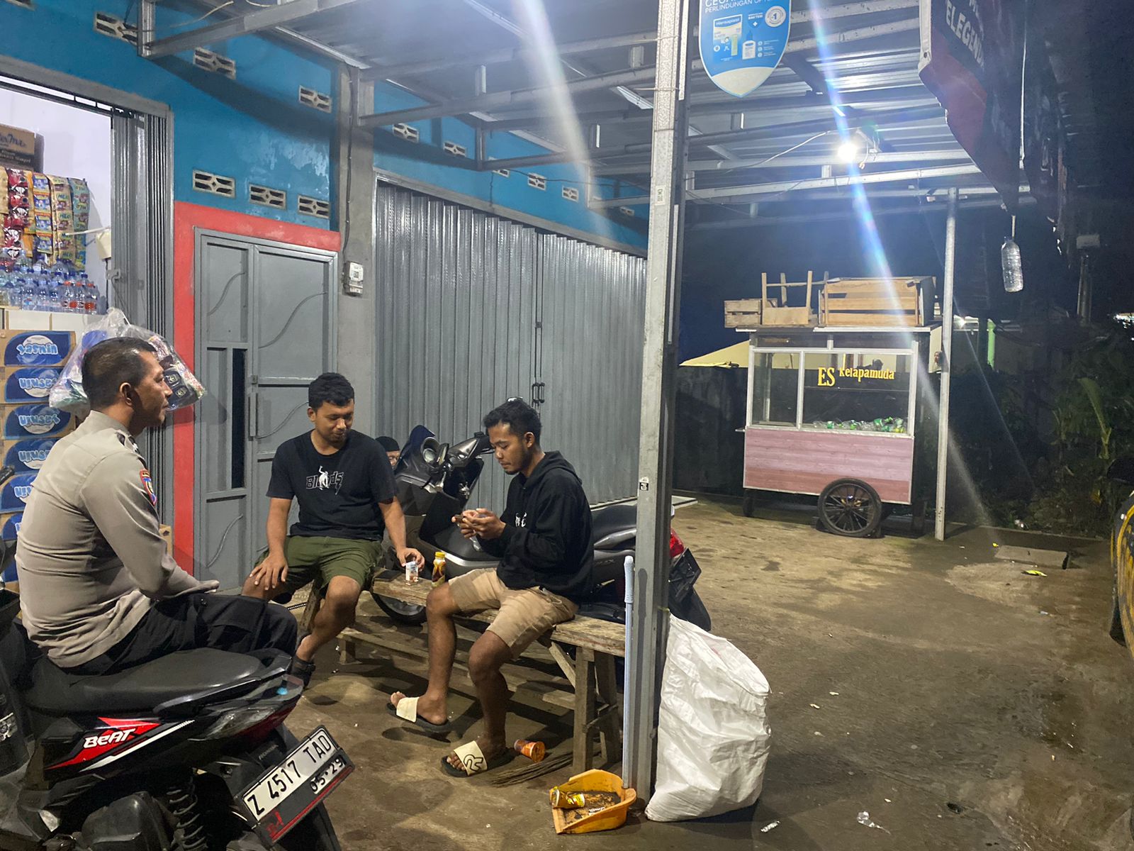 Berikan Rasa Aman, Personel Polsek Kawali Polres Ciamis Patroli Dialogis di Malam Hari