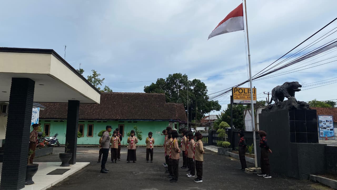 Polsek Banjarsari Polres Ciamis Binlat ke Anggota Saka Bhayangkara Kwartir Ranting Banjarsari