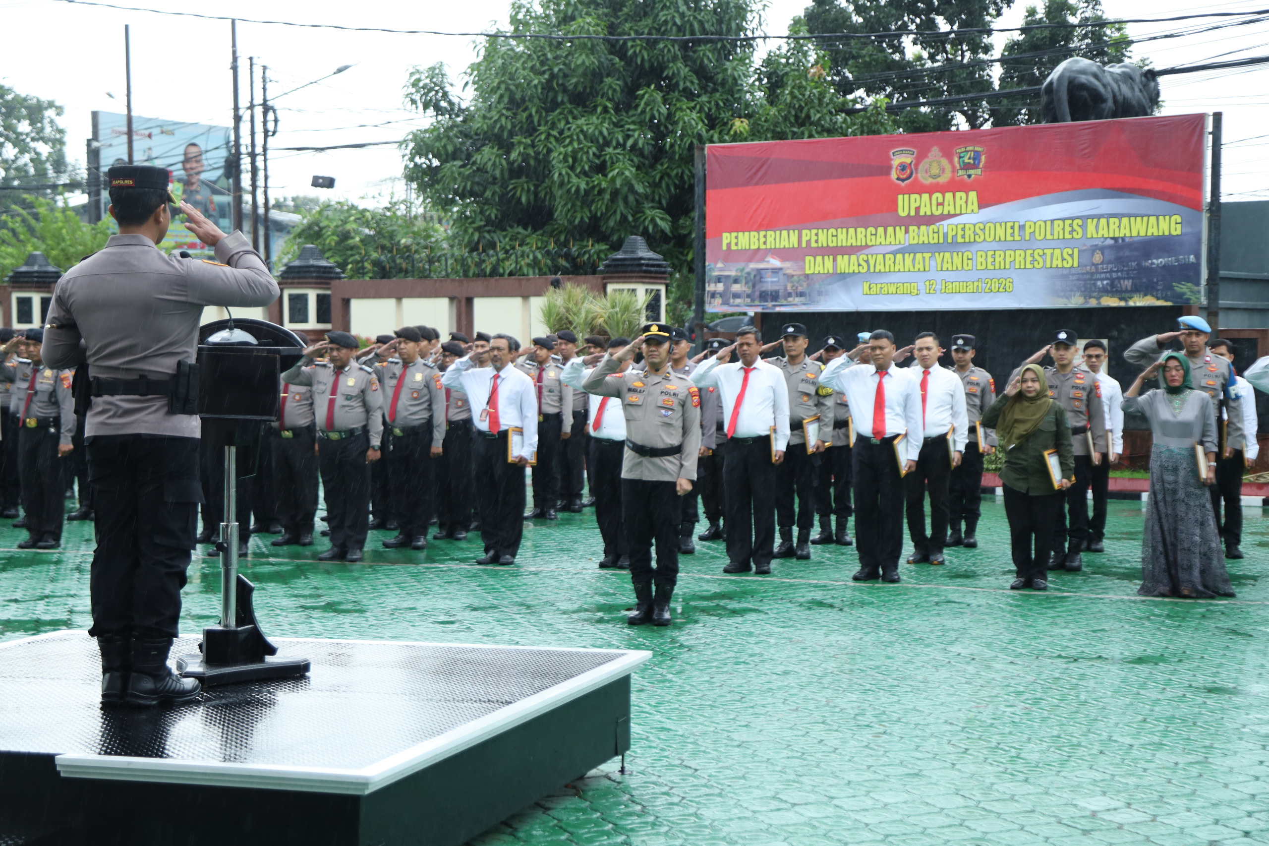 Polres Karawang Gelar Upacara Pemberian Penghargaan Personel Polres Karawang Dan Masyarakat Yang Berprestasi