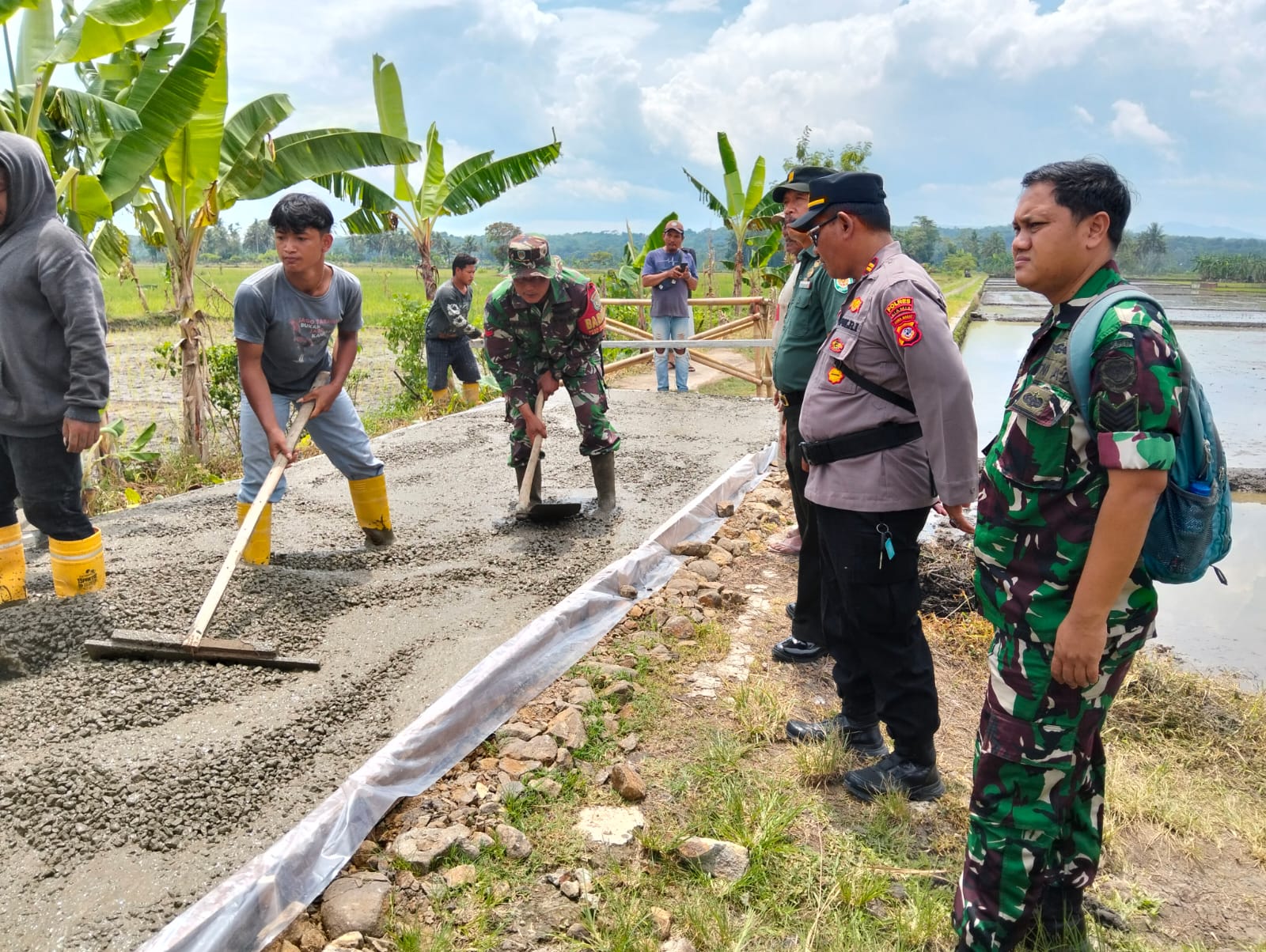 Humanis, Polsek Lakbok Polres Ciamis Monitoring Pengecoran Jalan Dusun Karangtengah Sukamulya