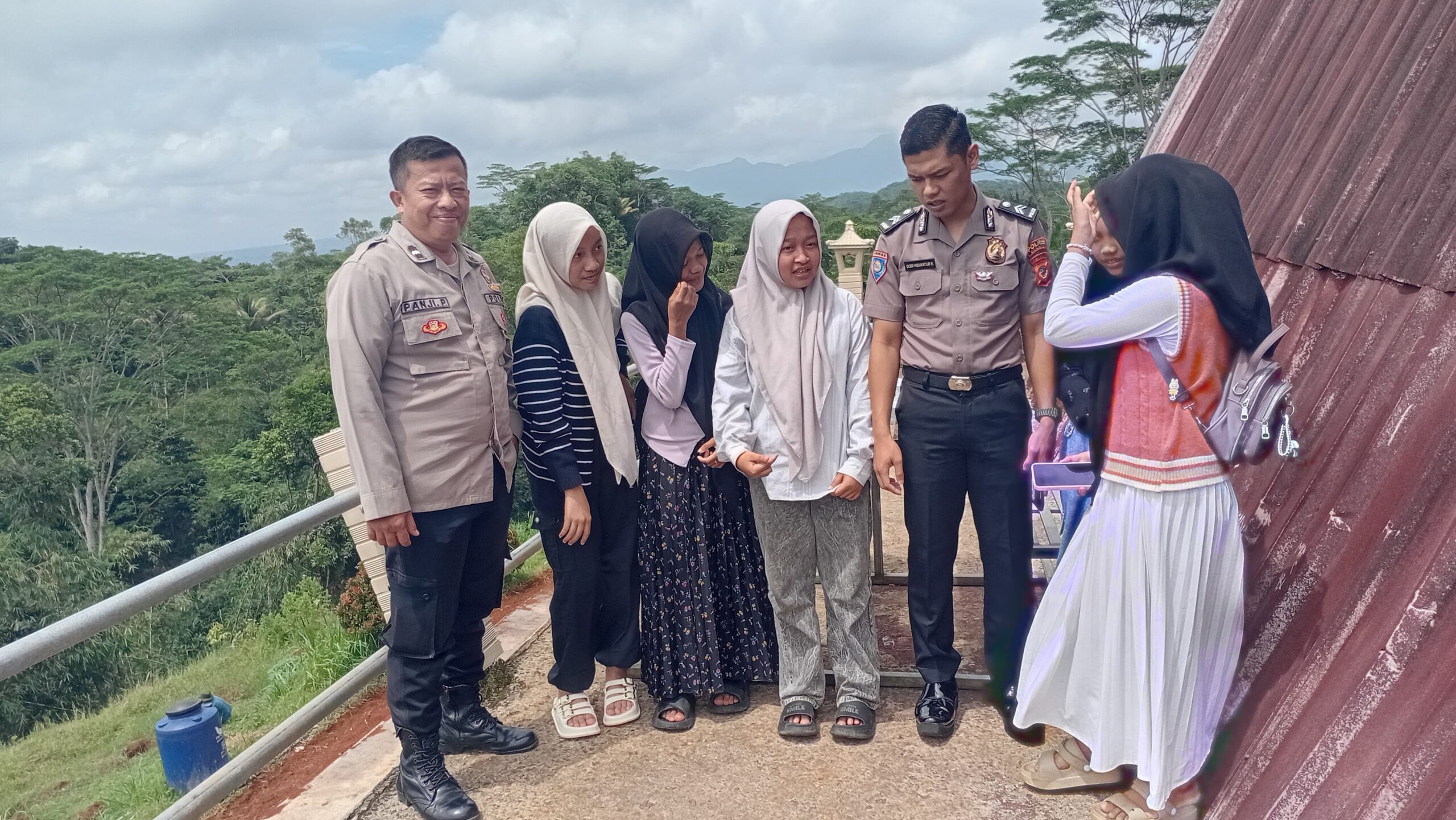 Cipkon Kamtibmas, Polsek Rajadesa Polres Ciamis Intens Patroli Dialogis Siang Hari ke Pemukiman Warga