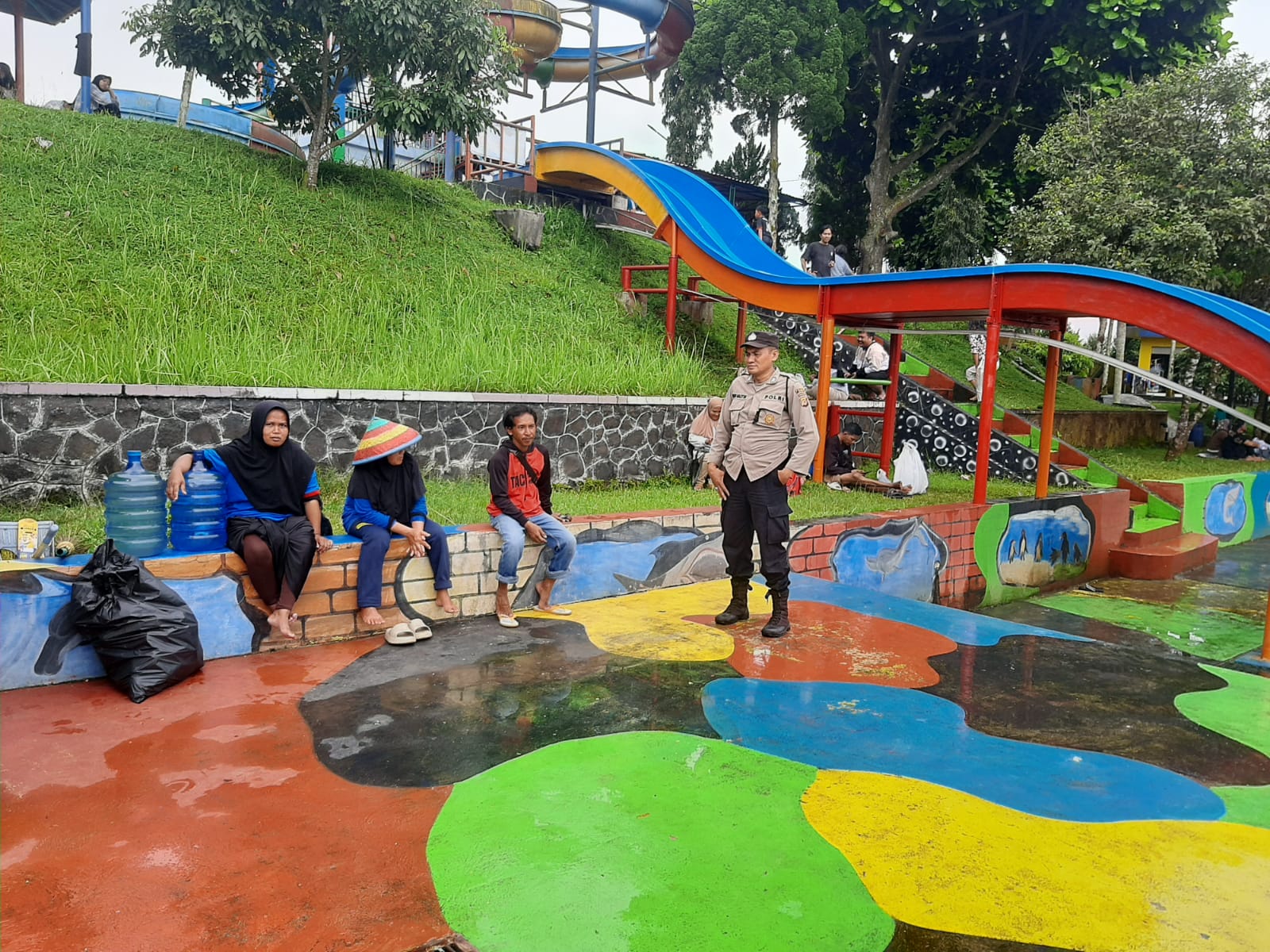 Berikan Rasa Nyaman, Dua Anggota Polsek Cipaku Polres Ciamis Patroli Dialogis ke Masyarakat