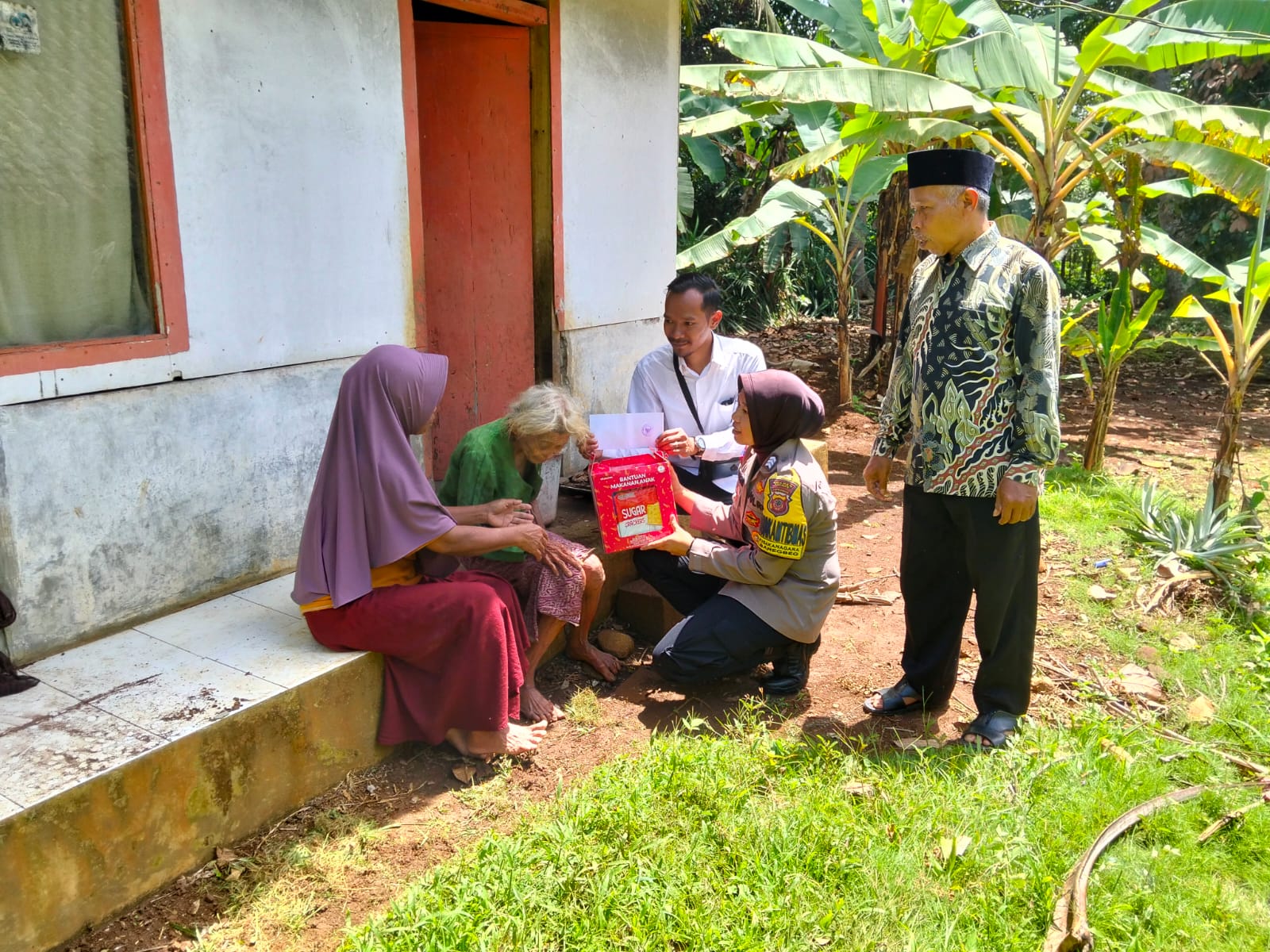 Polsek Ciamis Polres Ciamis Datangi TKP Angin Kencang dan Ikut Distribusikan Bantuan ke Korban
